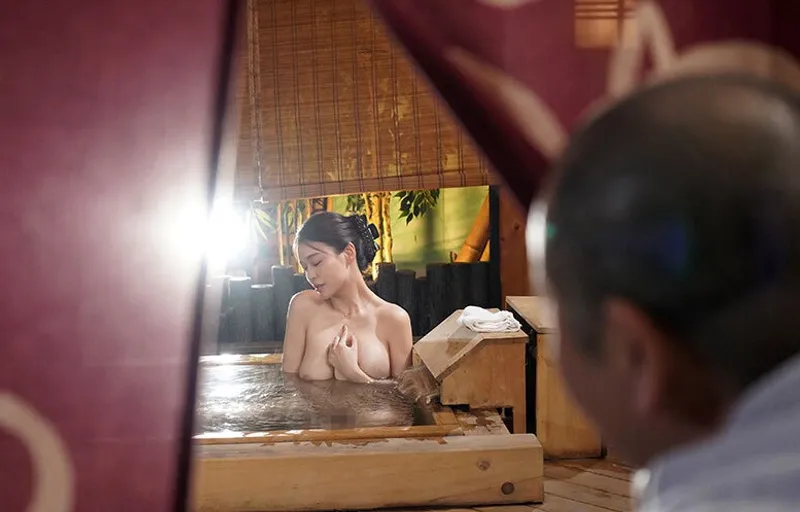 Người tình của con trai bị bố anh xã nhìn trộm khi đang tắm rồi quan hệ đến mang thai